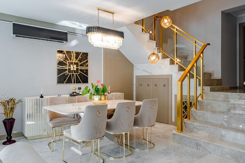 Moderne hängende Esstischlampe in einem stilvoll eingerichteten Esszimmer, die eine warme Atmosphäre schafft.